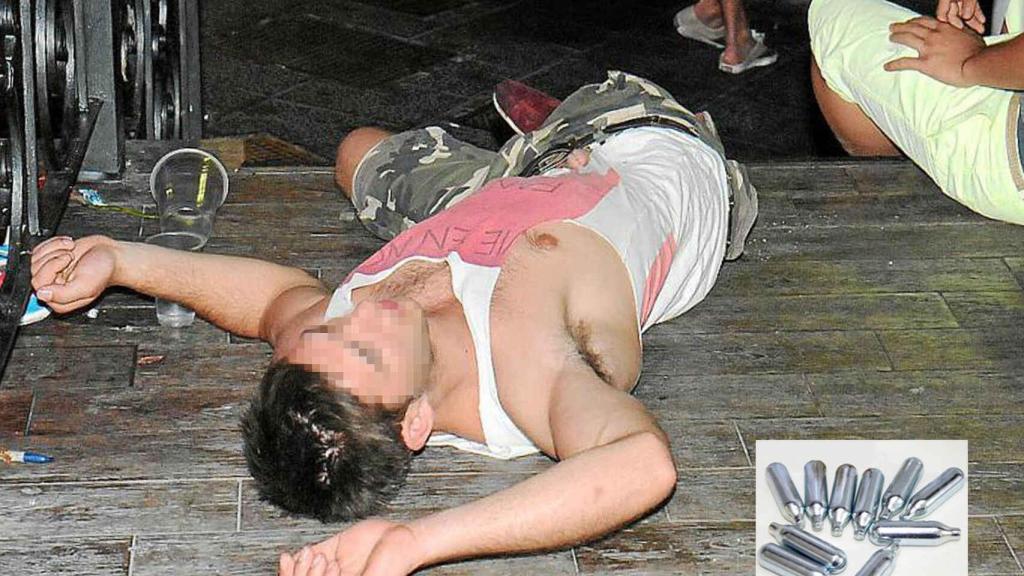 Un joven en el suelo tras consumir gas de la risa en Ibiza.