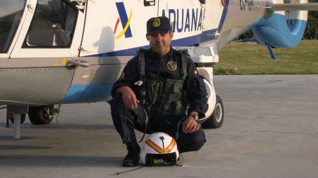 El agente de Aduanas fallecido, José Luis D.I., ante uno de los helicópteros en los que trabajaba
