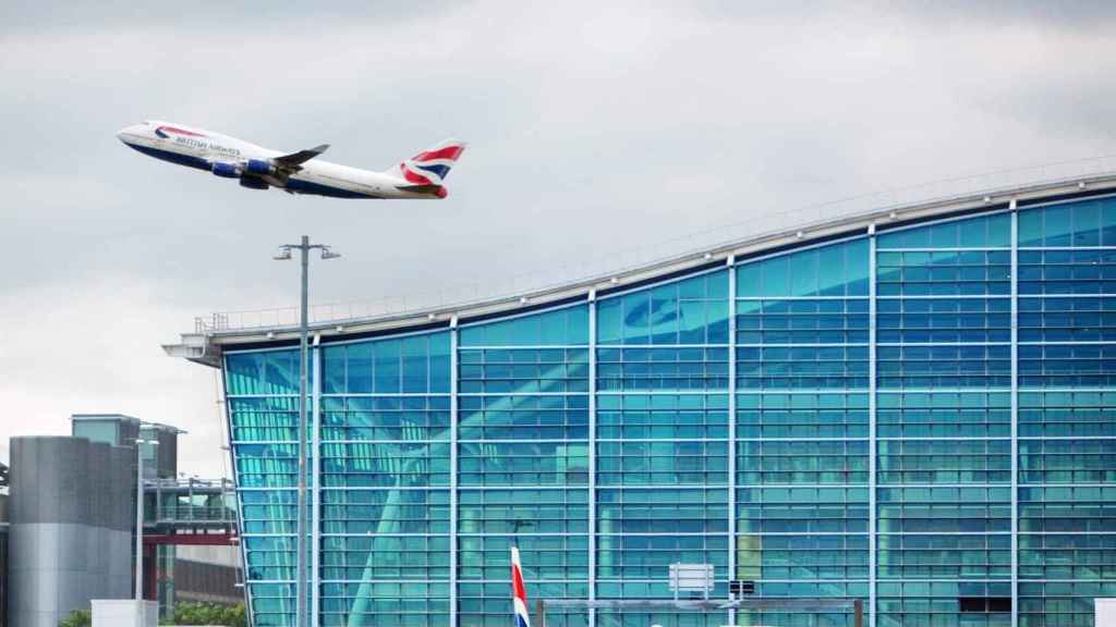Un avión sale del aeropuerto de Heathrow.