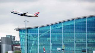 Un avion quitte l'aéroport d'Heathrow.