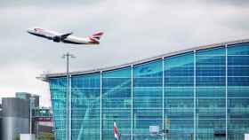 Un avión sale del aeropuerto de Heathrow, uno de los principales que operan con el de Alicante.