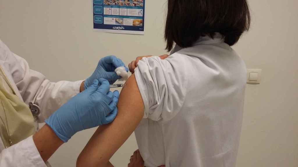 Sanidad prosigue con la campaña de vacunación de la dosis de refuerzo ya fuera de los centros masivos.