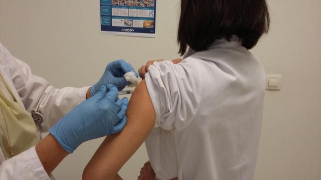 Una mujer recibe la vacuna contra la Covid-19.
