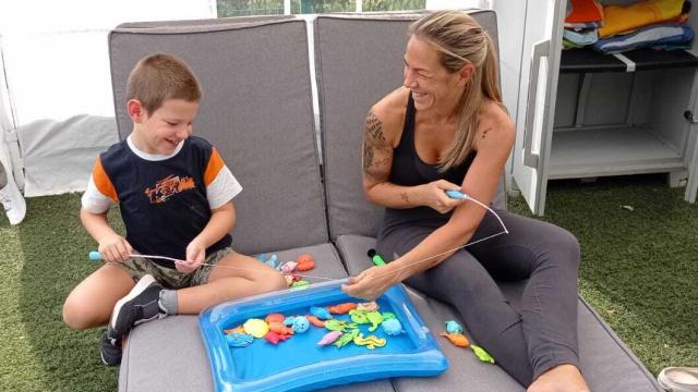 La presidenta de la asociación, Montse, con su hijo en las instalaciones del Instituto Alcaraz.