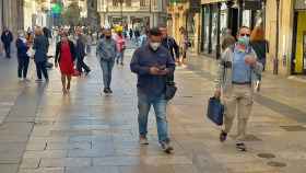 Ciudadanos con mascarillas paseando por las calles de Salamanca