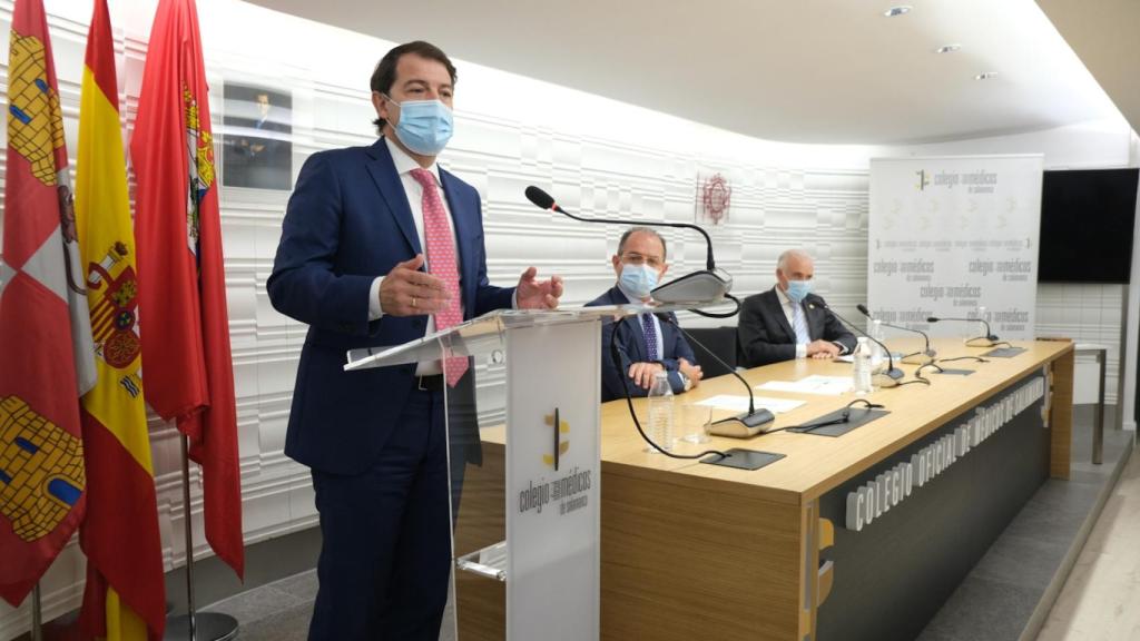 Mañueco, durante su intervención en el Colegio de Médicos de Salamanca