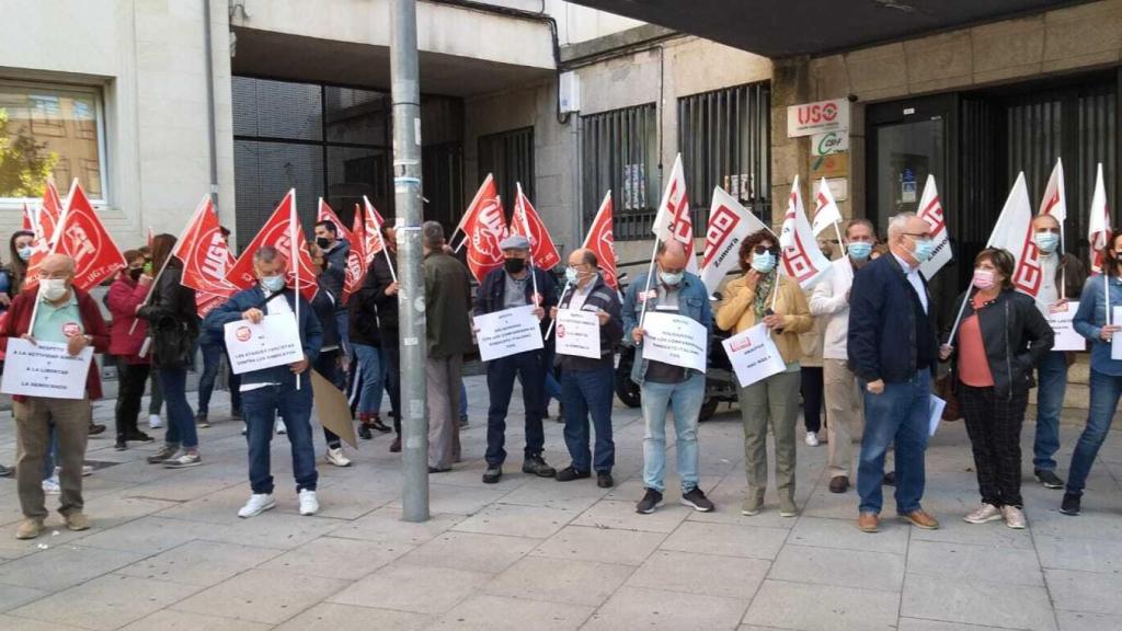 CCOO y UGT de Zamora durante la concentración