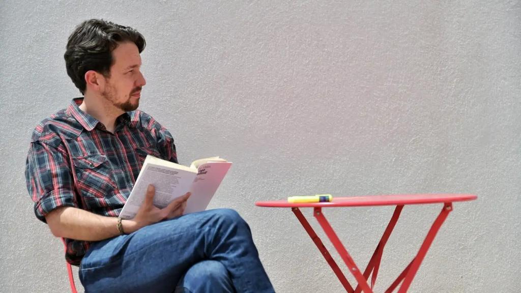 Pablo Iglesias se cortó la coleta tras abandonar la política por su fracaso en las elecciones de la Comunidad de Madrid.