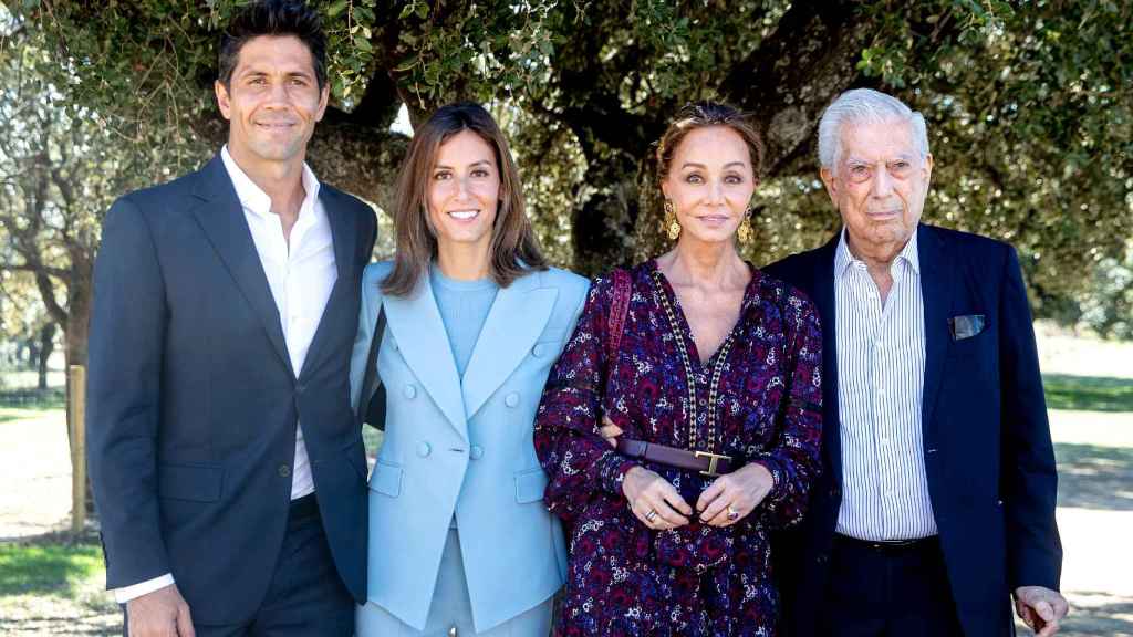 Mario Vargas Llosa reúne a la familia Preysler con políticos y toreros en una gran cita con sabor español