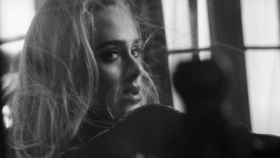Adele en su nuevo videoclip 'Easy on me'.