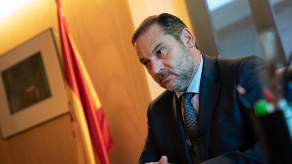 José Luis Ábalos en su despacho de presidente de la comisión de Interior del Congreso.
