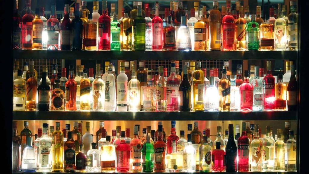 Botellas de alcohol en un bar.