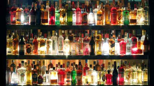 Botellas de alcohol en un bar.