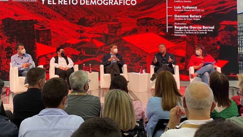 García-Page durante su intervención este viernes en una de las mesas redondas del Congreso del PSOE.
