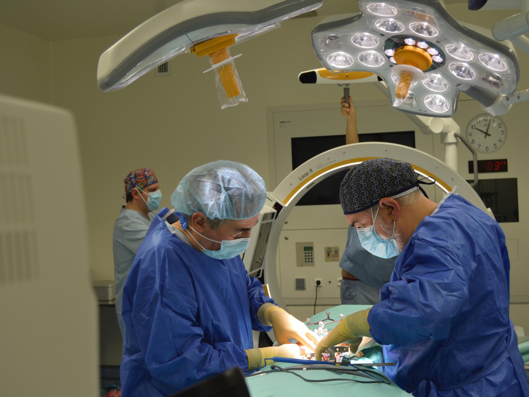 Dos neurocirujanos realizan una operación en el quirófano