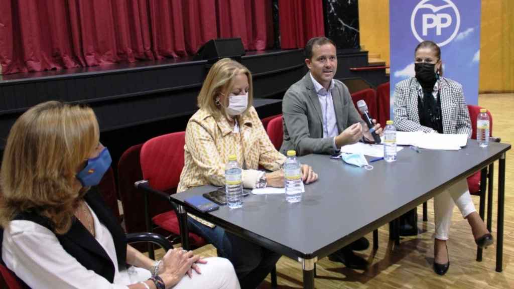 Carlos Velázquez este sábado en Noblejas en un encuentro comarcal con alcaldes, portavoces, afiliados y simpatizantes del PP de la zona de Ocaña.