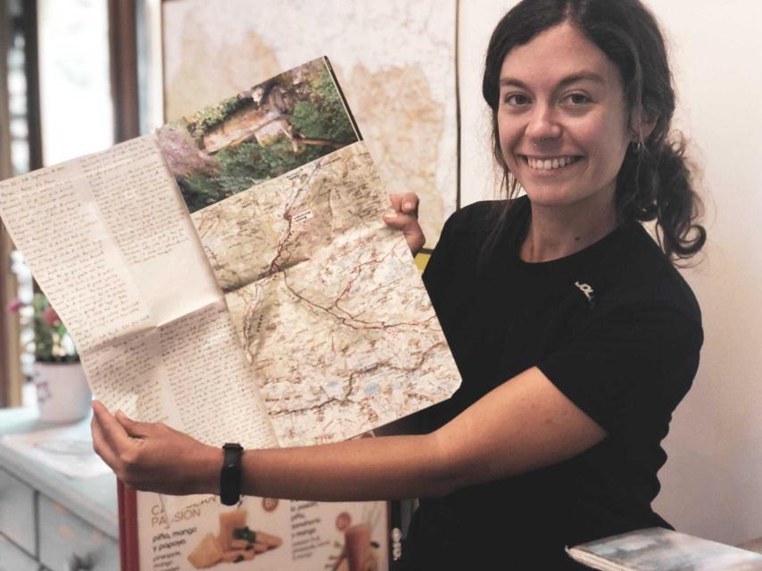 Sara Vielba posa junto a la ruta de la transpirenaica