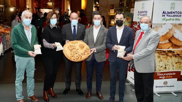 Autoridades presentes en la Feria del Pan y la Lenteja de Tierra de Campos muestran los productos de la zona