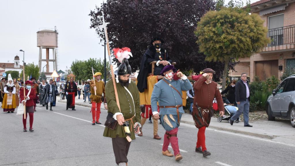El emperador Carlos V desfila por la localidad de Valdestillas