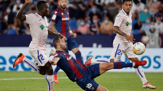 Soldado se lanza en el área par intentar rematar un balón