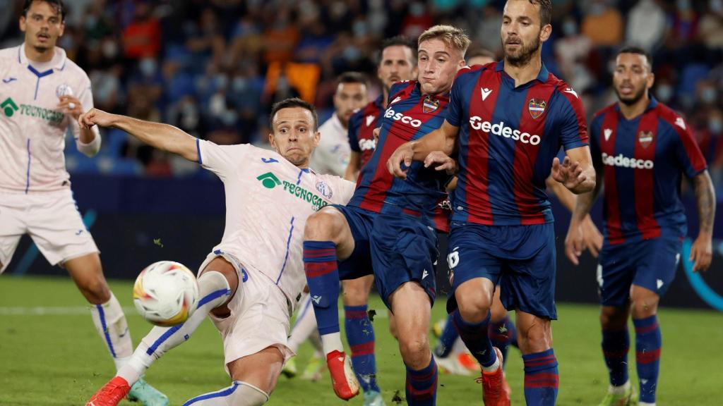Maksimovic intenta rematar un balón ante el Levante
