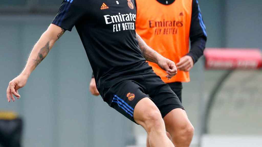 Toni Kroos y Marco Asensio, durante un entrenamiento con el Real Madrid