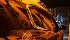 Foto de un coche de la Policía Nacional patrullando de noche en Málaga