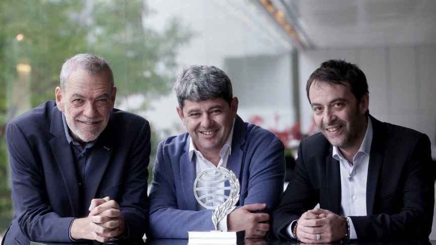El trío de escritores y guionistas tras Carmen Mola: Jorge Díaz, Antonio Mercero y Agustín Martínez.