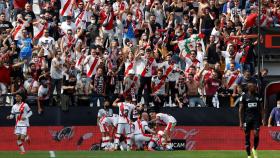 Los jugadores de Rayo Vallecano celebran un gol en uno de los fondos