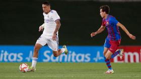 Aranda controlando el balón en el Real Madrid Castilla - FC Barcelona B