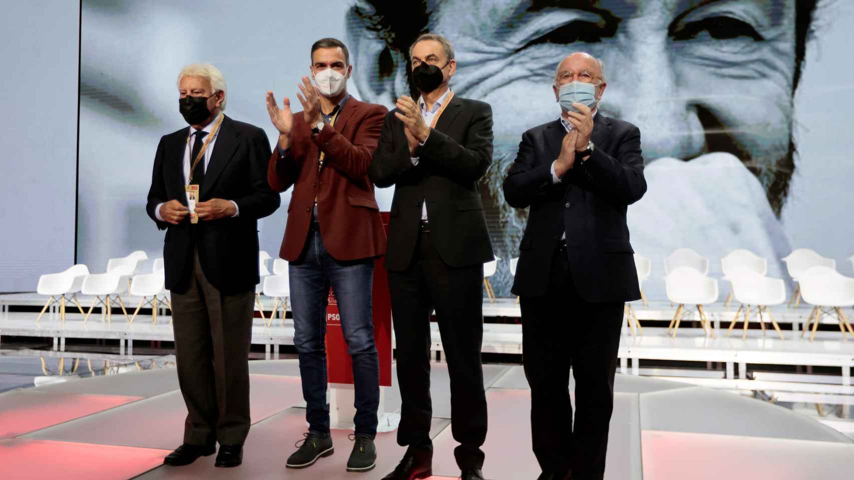 Felipe González, Pedro Sánchez, José Luis Rodríguez Zapatero y Joaquín Almunia posan con Alfredo Pérez Rubalcaba de fondo, en el 40º Congreso del PSOE.