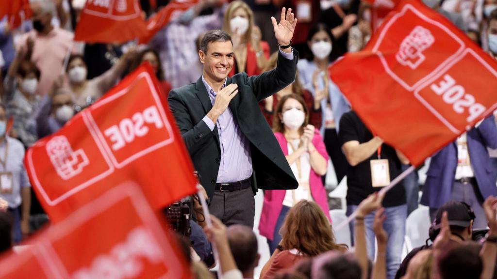 Pedro Sánchez saluda a los más de 1.700 delegados del 40º Congreso del PSOE al final de su mitin de cierre.
