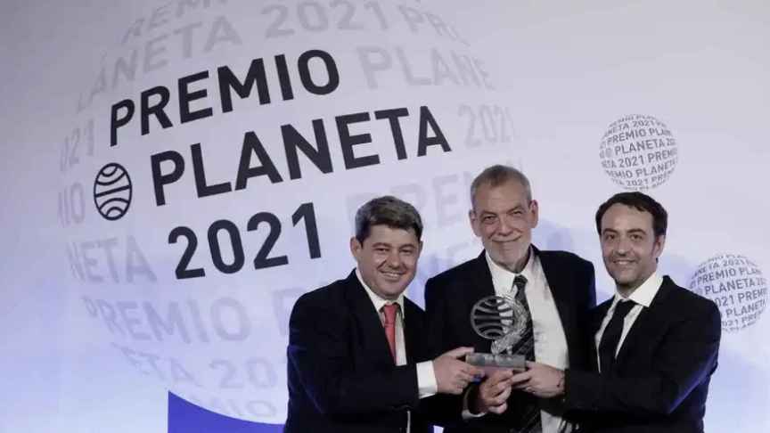 Los guionistas y escritores (i-d) Antonio Mercero, Jorge Díaz y Agustín Martínez, autores de la novela La Bestia con el seudónimo de Carmen Mola, tras recibir el Premio Planeta.