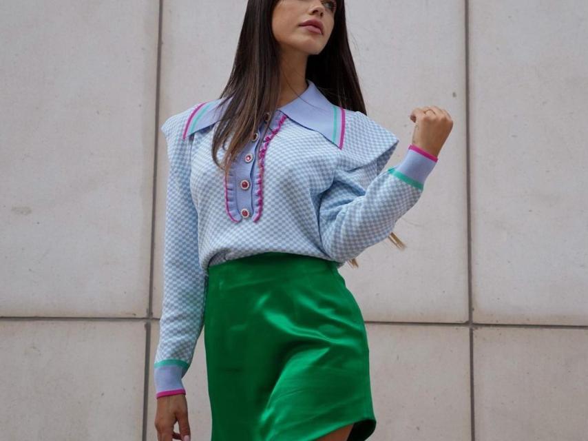 Violeta Mangriñán, con flequillo largo y abierto en el centro.