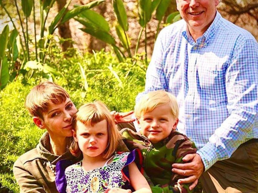 Charlène de Mónaco, con el príncipe Alberto y sus hijos, Jacques y Gabriella.