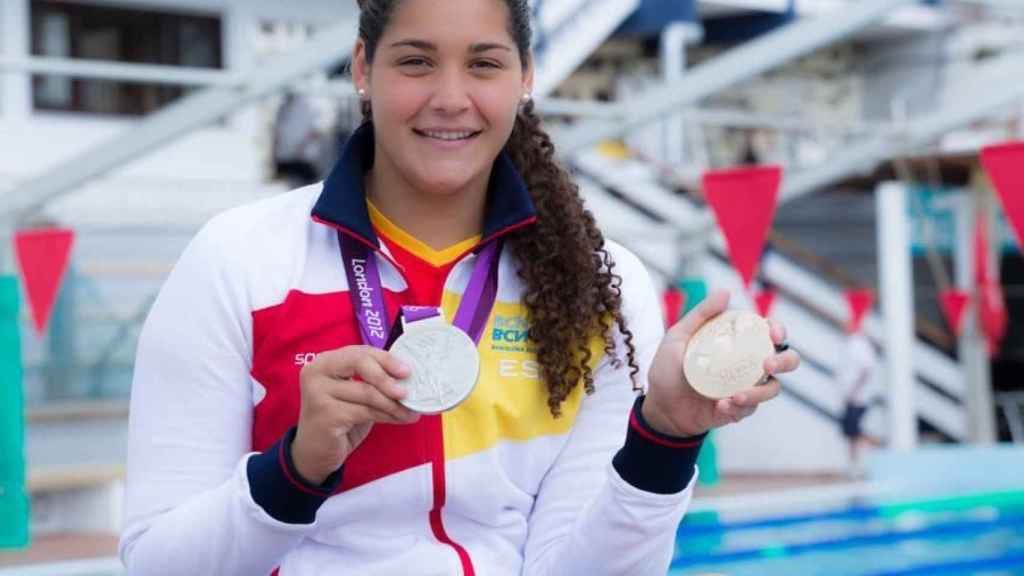 Lorena Miranda posa con su medalla.