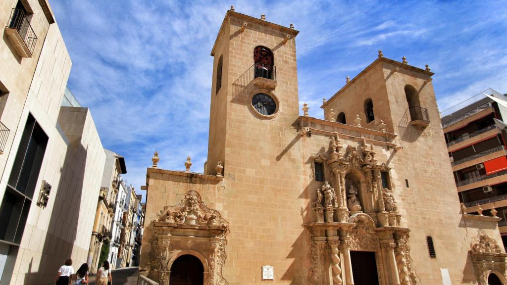 Fachada de la Basílica de Santa María, la iglesia más antigua de Alicante.