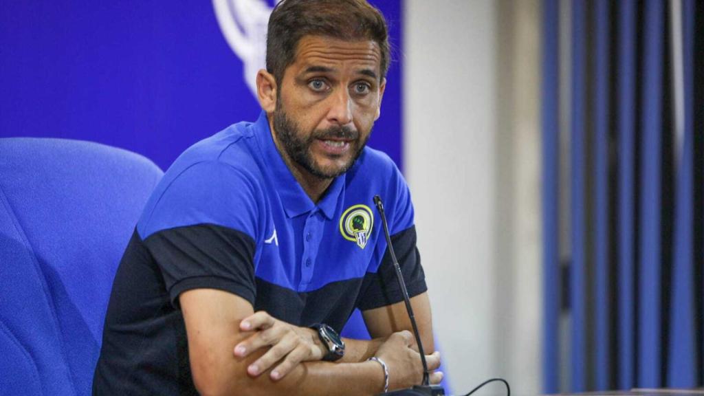 Sergio Mora, entrenador del Hércules, ve tambalearse su proyecto.
