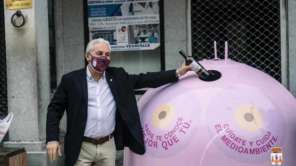 Manuel Burón inaugura uno de los contenedores de reciclaje de vidrio
