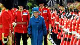 Isabel II se hace viral con su sorprendente comentario a un miembro de la guardia real: el vídeo