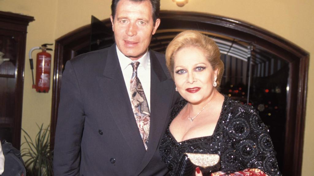 El actor Ramiro Oliveros junto a su pareja, Conchita Márquez Piquer.