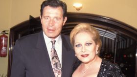 El actor Ramiro Oliveros junto a su pareja, Conchita Márquez Piquer.