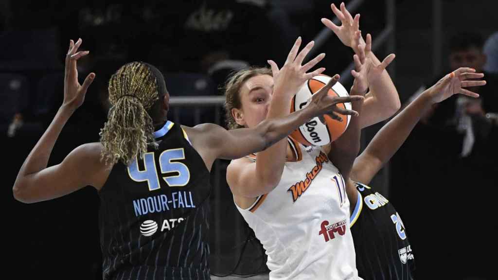 Astou Ndour pelea por un rebote en las finales de la WNBA 2021