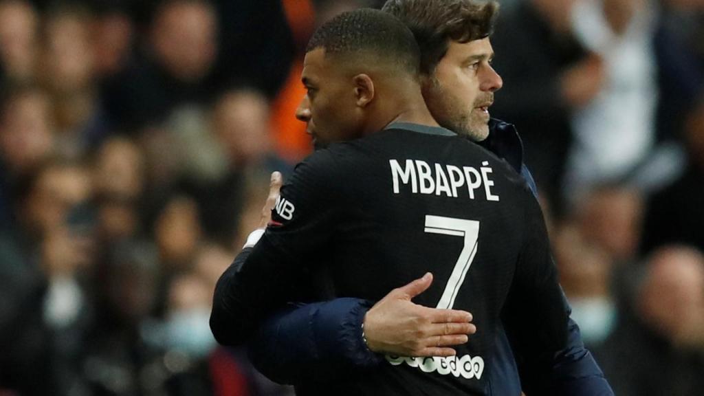 Abrazo entre Mbappé y Pochettino, durante un partido del PSG