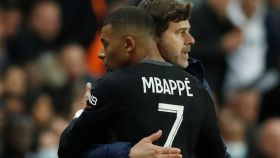 Abrazo entre Mbappé y Pochettino, durante un partido del PSG