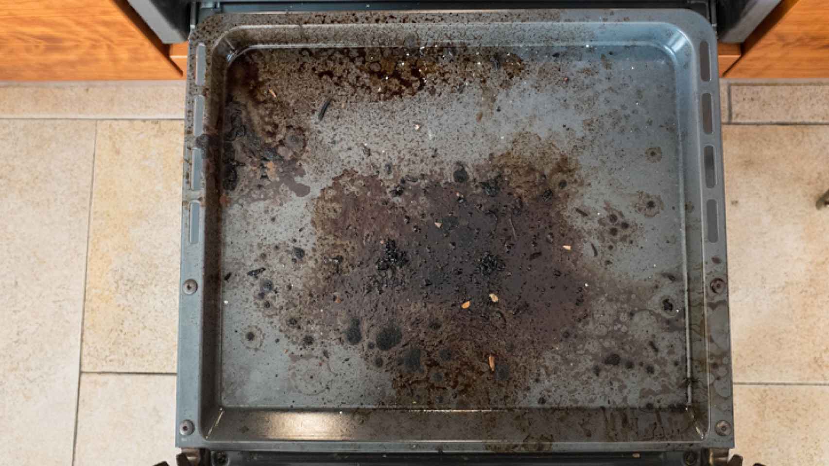 7 trucos para limpiar la bandeja del horno en pocos minutos