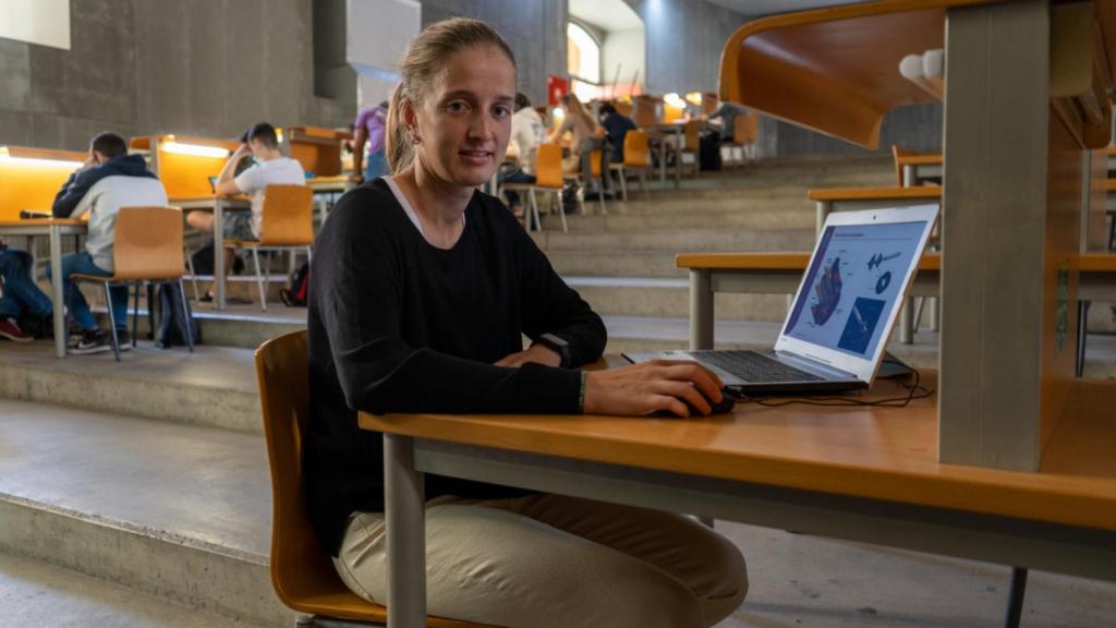 La investigadora Ana Cánovas, en una zona de estudio de la Escuela de Industriales.