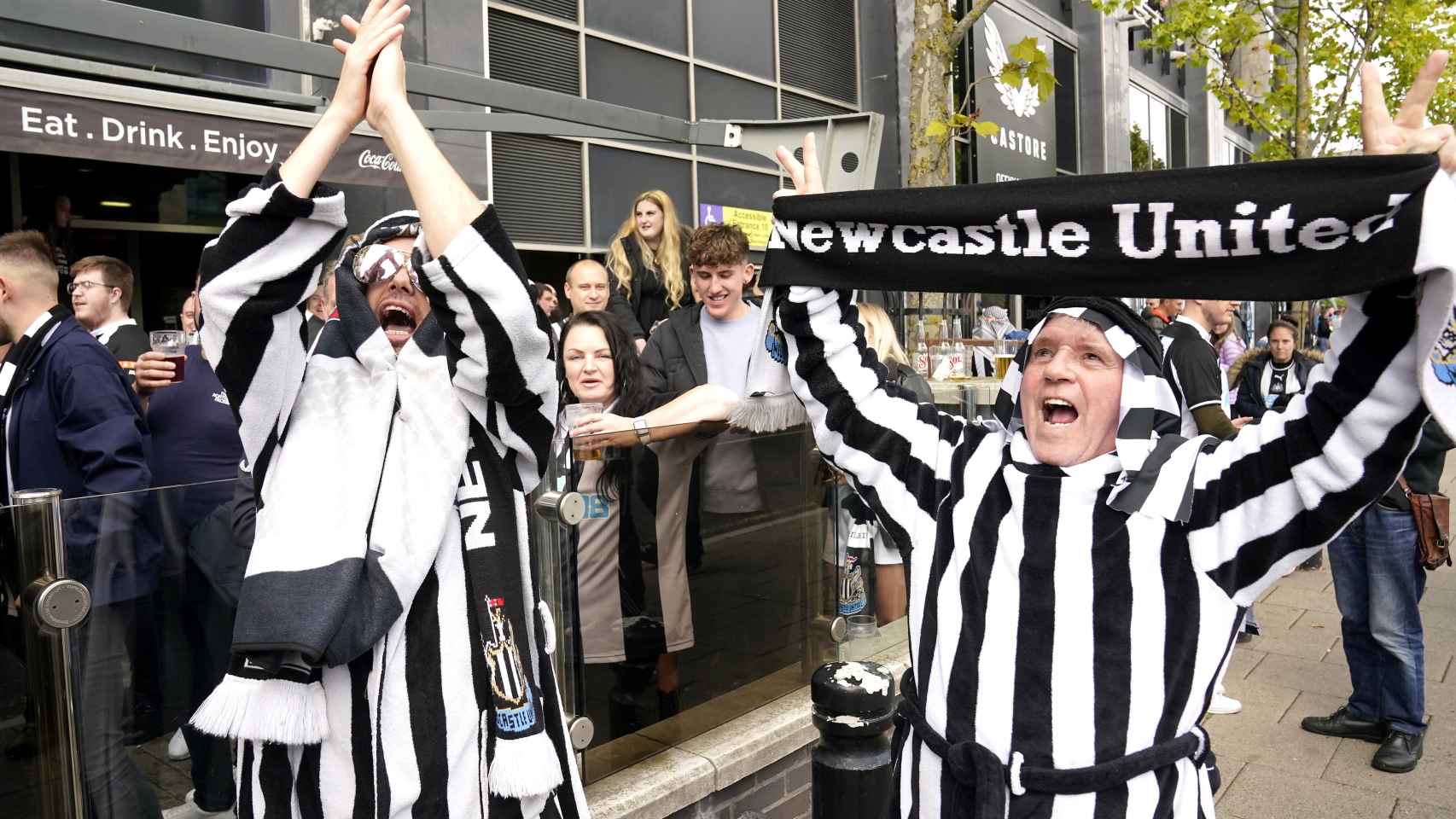 Los aficionados del Newcastle United, vestidos de jeques