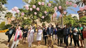 Suelta de globos con emnsajes de apoyo a los enfermos.