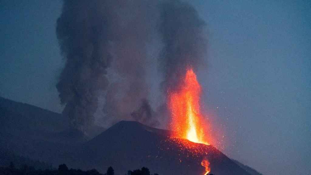 El volcán Cumbre Vieja visto desde la localidad de El Paso.